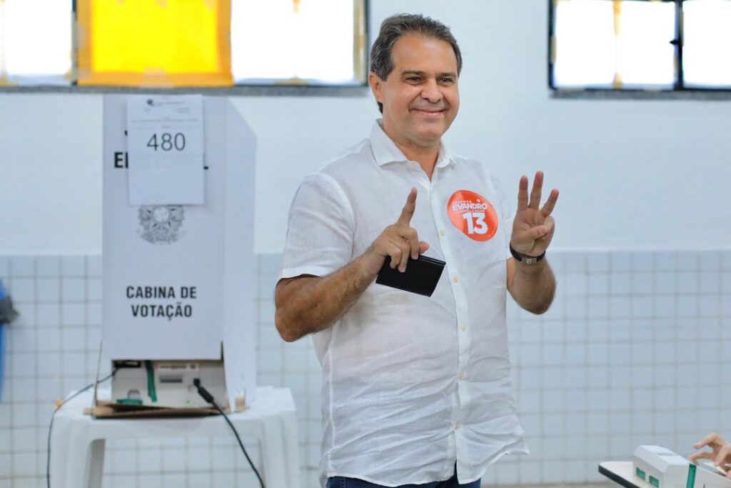 Evandro Leitão vota em Fortaleza ao lado de Camilo Santana e Elmano de Freitas