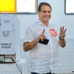 Evandro Leitão vota em Fortaleza ao lado de Camilo Santana e Elmano de Freitas