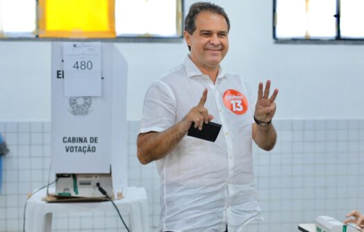 Evandro Leitão vota em Fortaleza ao lado de Camilo Santana e Elmano de Freitas