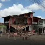 Homem é morto a tiros e carro em que ele estava bate e derruba casa em Fortaleza