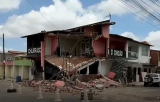 Homem é morto a tiros e carro em que ele estava bate e derruba casa em Fortaleza