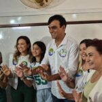 Naumi Amorim vota no segundo turno, em Caucaia, acompanhado da esposa Érika Amorim