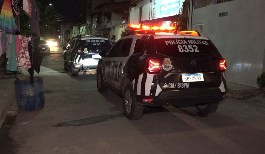 Fortaleza: jovem é morto a tiros e mulher que passava em procissão é baleada