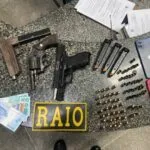 Criminosos são presos com armas e granada após perseguição e troca de tiros em Maracanaú/CE