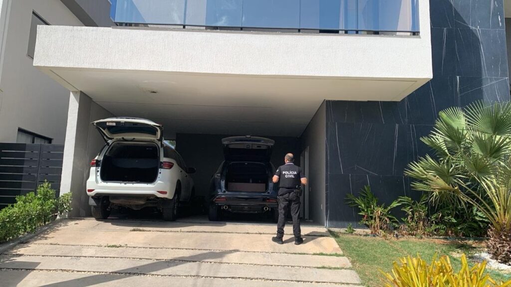 Fraudes: operação da polícia prende oito pessoas e apreende joias e carros de luxo em Aquiraz/CE