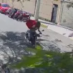 Vídeo: falso entregador e comparsa furtam motos em área nobre de Fortaleza