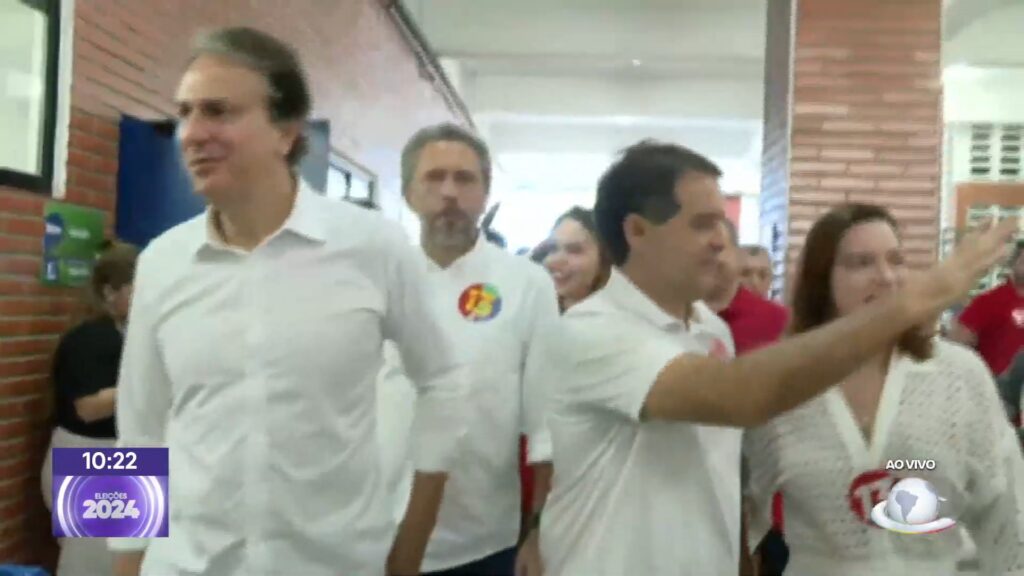 Evandro Leitão vota no segundo turno em Fortaleza, acompanhado por Camilo e Elmano