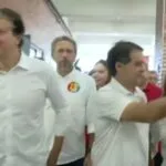 Evandro Leitão vota no segundo turno em Fortaleza, acompanhado por Camilo e Elmano