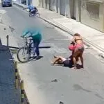 Assalto: mulher derruba idosa no asfalto e vítima é salva por ciclista que passava pelo local