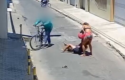 Assalto: mulher derruba idosa no asfalto e vítima é salva por ciclista que passava pelo local