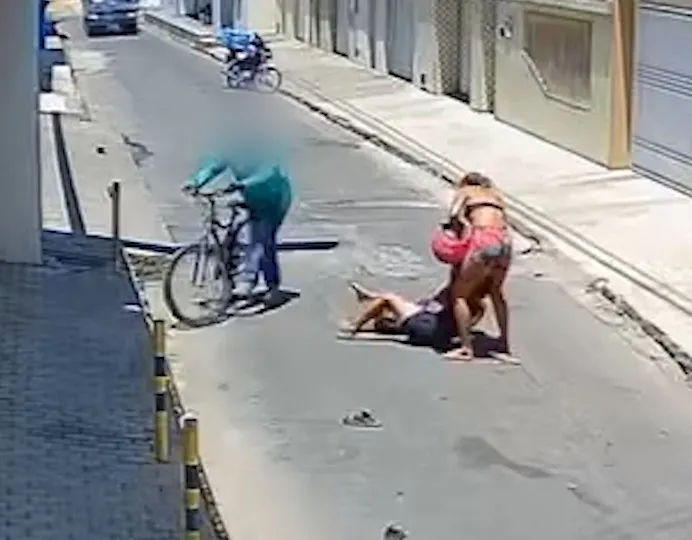 Assalto: mulher derruba idosa no asfalto e vítima é salva por ciclista que passava pelo local