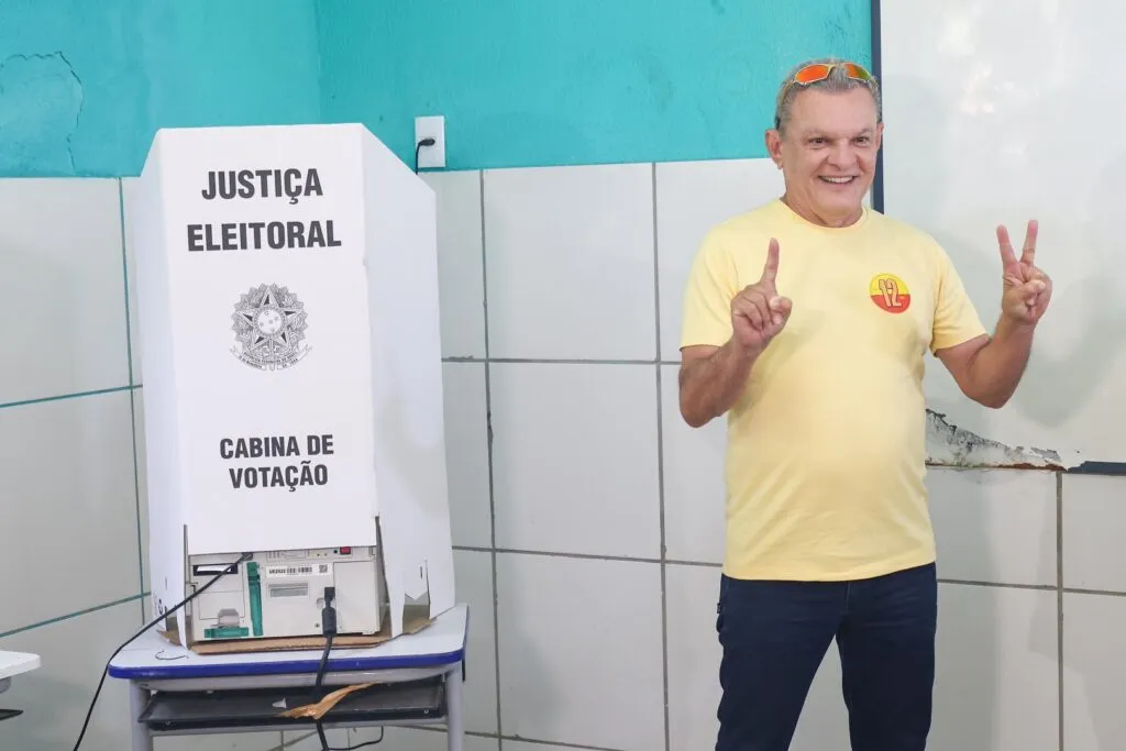 Prefeito José Sarto vota acompanhado por Roberto Cláudio e aliados em Fortaleza