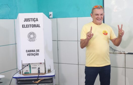 Prefeito José Sarto vota acompanhado por Roberto Cláudio e aliados em Fortaleza