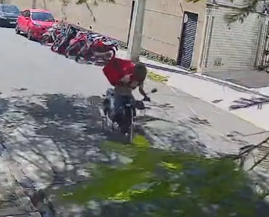 Vídeo: falso entregador e comparsa furtam motos em área nobre de Fortaleza