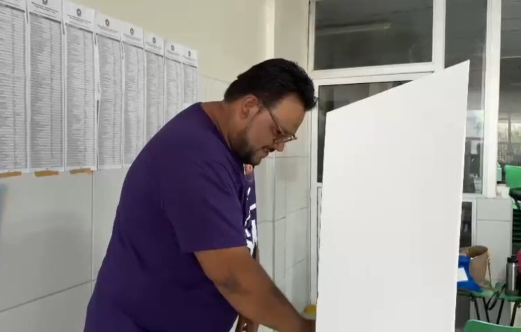 Candidato Técio Nunes vota na sede do Detran, em Fortaleza, na manhã deste domingo (6)