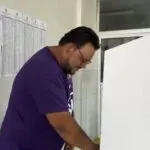 Candidato Técio Nunes vota na sede do Detran, em Fortaleza, na manhã deste domingo (6)