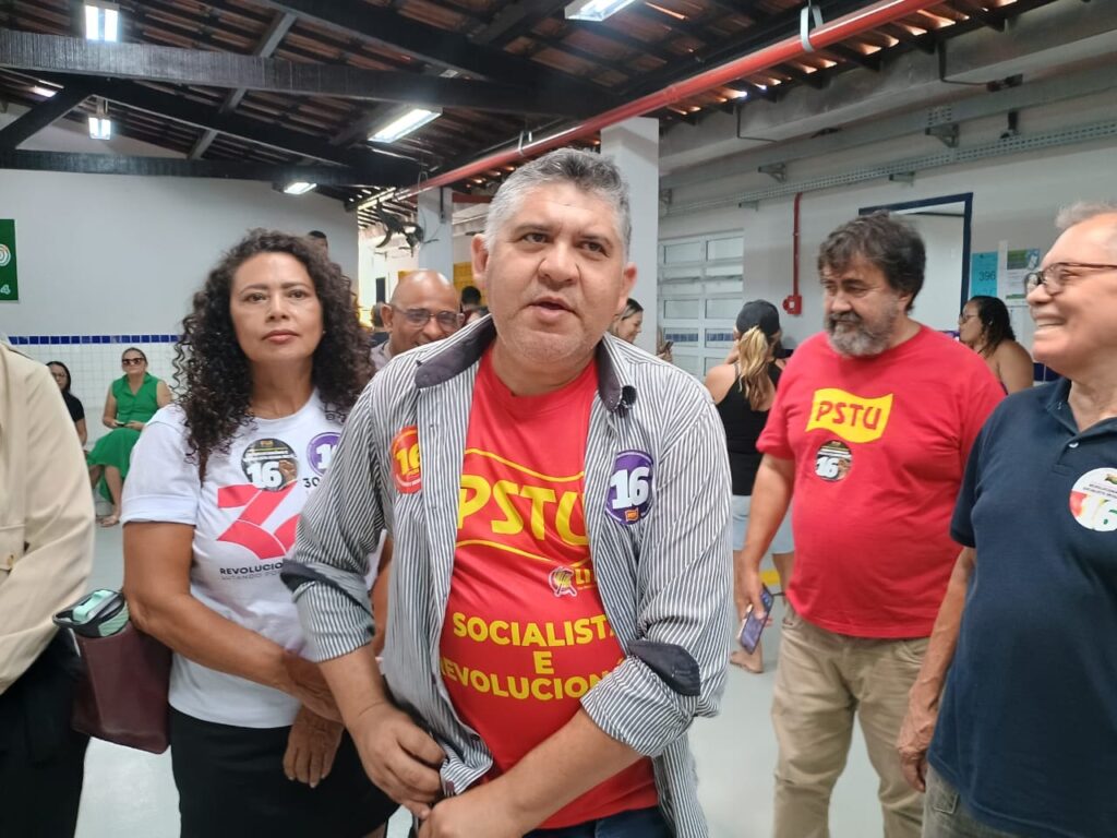 Candidato Zé Batista vota pela manhã em Fortaleza, no bairro Bonsucesso