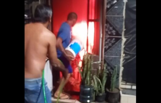 Incêndio: casa pega fogo com crianças dentro e vizinhos usam baldes d’água para apagar as chamas