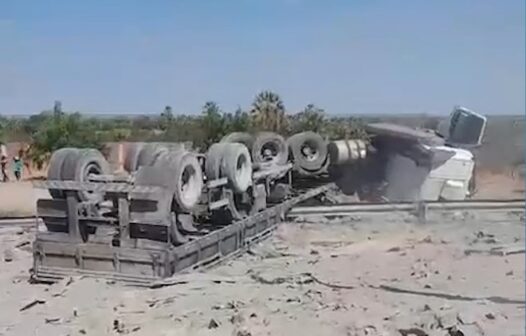 Caminhão transportando cimento tomba em rodovia em Limoeiro do Norte, no interior do Ceará