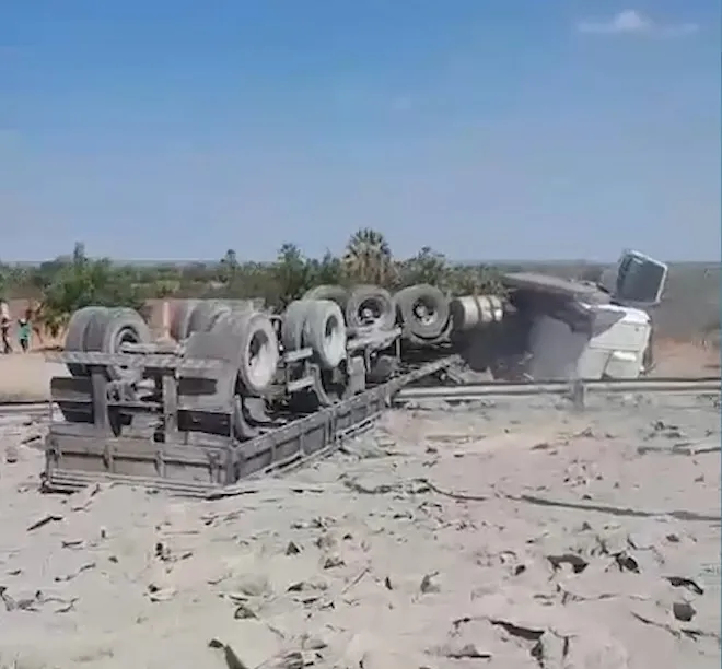 Caminhão transportando cimento tomba em rodovia em Limoeiro do Norte, no interior do Ceará