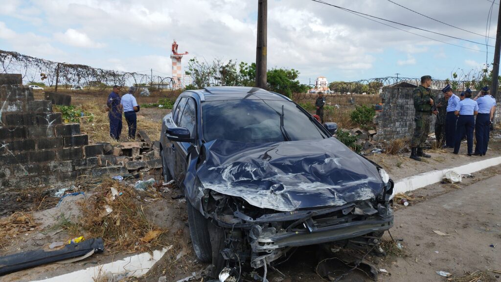 Carro de luxo perde o controle e atinge muro da Base Aérea de Fortaleza, na BR-116