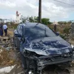 Carro de luxo perde o controle e atinge muro da Base Aérea de Fortaleza, na BR-116