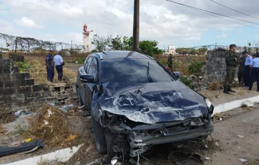 Carro de luxo perde o controle e atinge muro da Base Aérea de Fortaleza, na BR-116