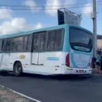 Ônibus afunda no asfalto na Avenida Doutor Silas Munguba, em Fortaleza