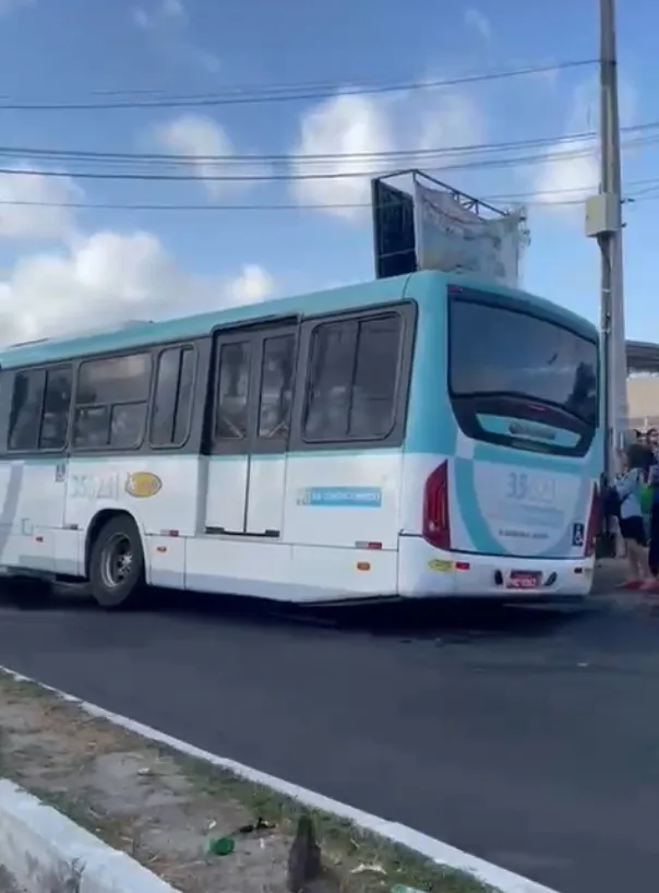 Ônibus afunda no asfalto na Avenida Doutor Silas Munguba, em Fortaleza