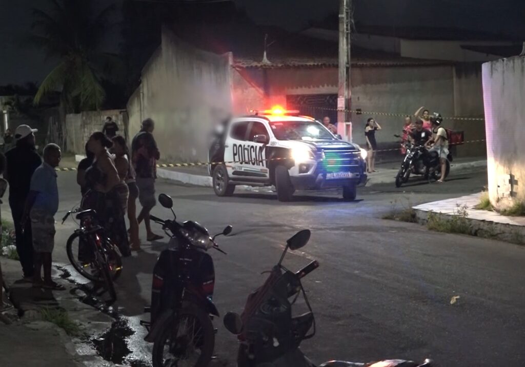 Adolescente é morto a tiros enquanto caminhava em rua de Maracanaú, no Ceará