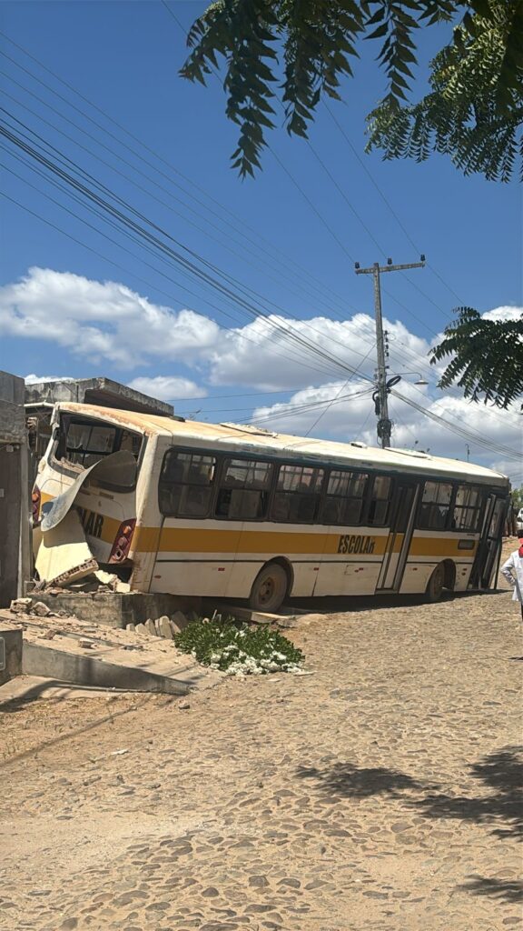 Ônibus escolar desgovernado sobe calçada e atinge casas no interior do Ceará