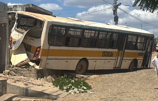 Ônibus escolar desgovernado sobe calçada e atinge casas no interior do Ceará