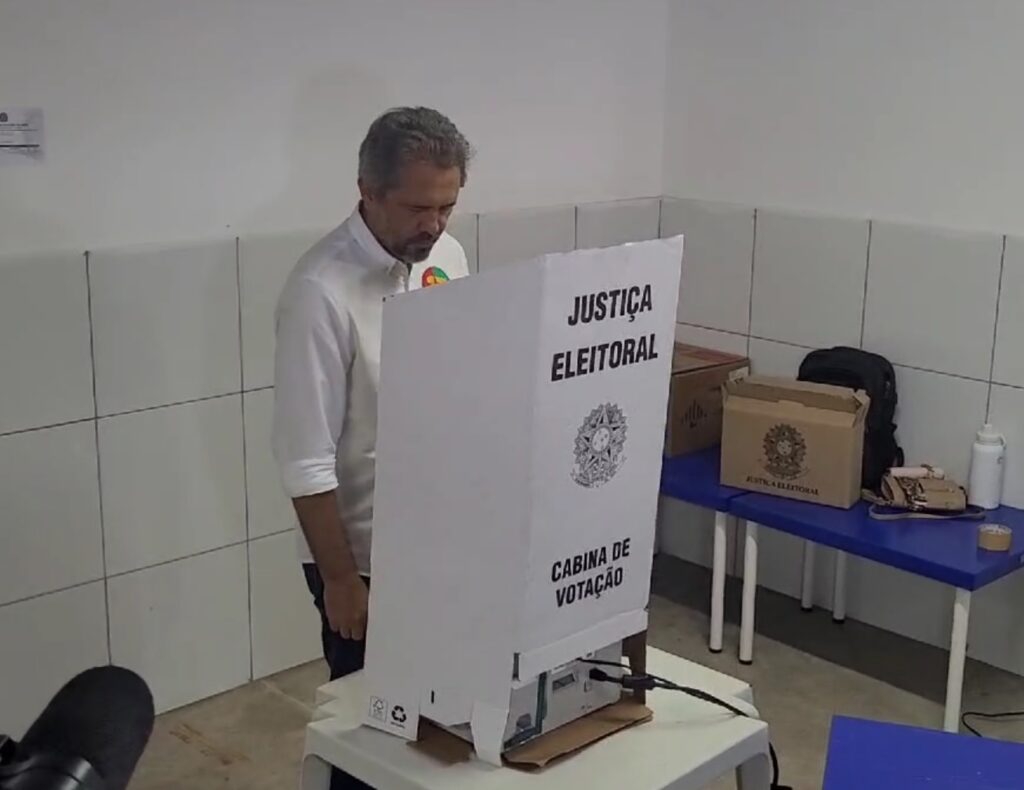 Elmano vota no segundo turno em Caucaia, acompanhado do candidato a prefeito Valdemir Catanho