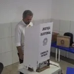 Elmano vota no segundo turno em Caucaia, acompanhado do candidato a prefeito Valdemir Catanho