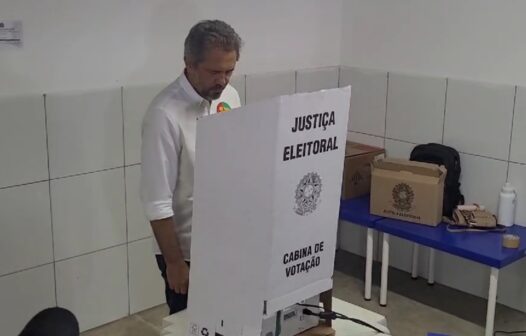 Elmano vota no segundo turno em Caucaia, acompanhado do candidato a prefeito Valdemir Catanho