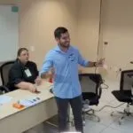 André Fernandes vota pela manhã na sede da Unipace, em Fortaleza, acompanhado da esposa