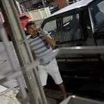 Ladrão é flagrado furtando caminhonete que estava estacionada na rua, em Fortaleza