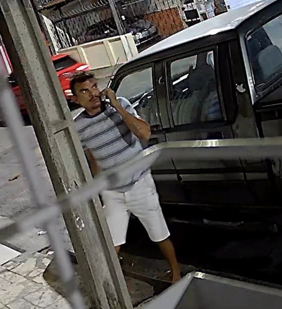 Ladrão é flagrado furtando caminhonete que estava estacionada na rua, em Fortaleza