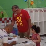 Candidato Chico Malta vota pela manhã em escola na Parquelândia, em Fortaleza