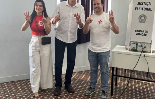 Ministro Camilo Santana vota em Barbalha/CE acompanhado de candidato à reeleição na cidade