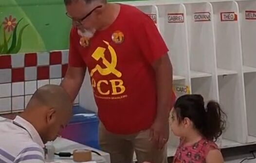 Candidato Chico Malta vota pela manhã em escola na Parquelândia, em Fortaleza