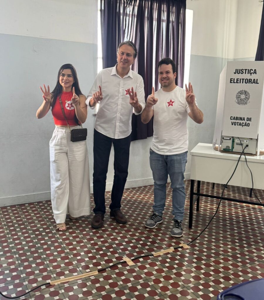 Ministro Camilo Santana vota em Barbalha/CE acompanhado de candidato à reeleição na cidade