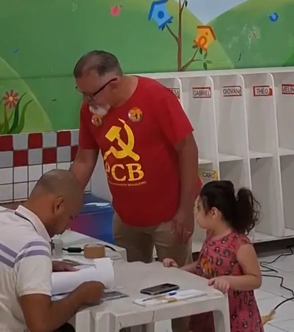 Candidato Chico Malta vota pela manhã em escola na Parquelândia, em Fortaleza