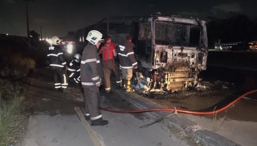 Incêndio: caminhão carregado de ração para galinhas pega fogo em Itaitinga/CE