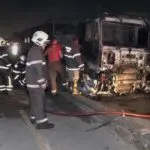 Incêndio: caminhão carregado de ração para galinhas pega fogo em Itaitinga/CE