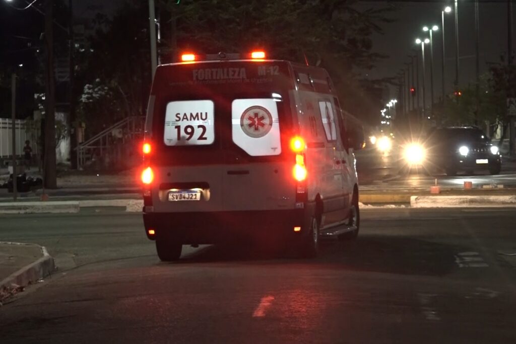 Adolescente é hospitalizado após ser espancado por homens na rua em Fortaleza