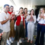 Gabriella Aguiar, vice de Evandro Leitão, vota em Fortaleza acompanhada por aliadas