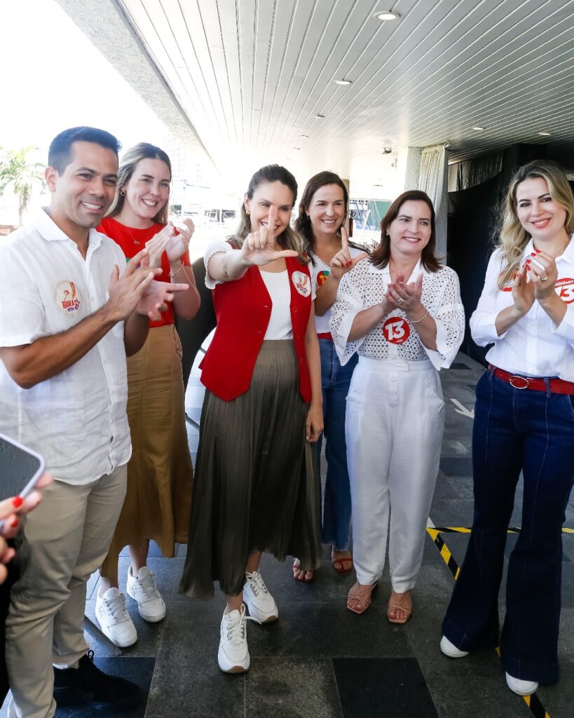 Gabriella Aguiar, vice de Evandro Leitão, vota em Fortaleza acompanhada por aliadas