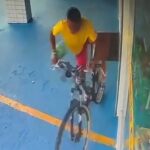 Homem é flagrado furtando bicicleta, volta no mesmo dia para roubar mais e quase é linchado