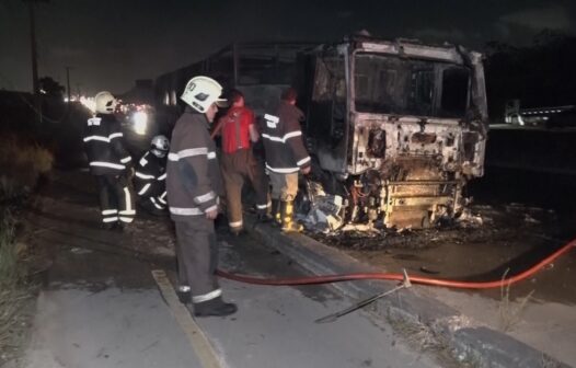 Incêndio: caminhão carregado de ração para galinhas pega fogo em Itaitinga/CE